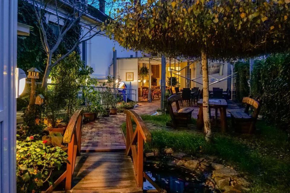 Centrum Panzio Дебрецен Экстерьер фото